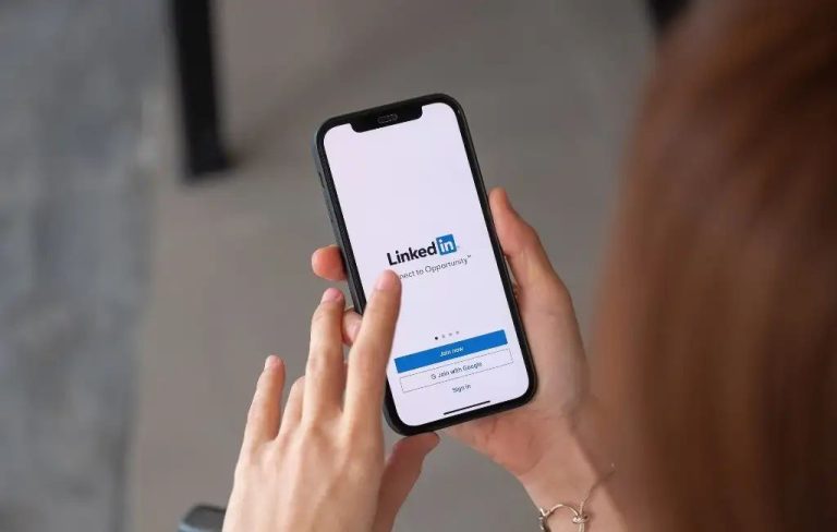 Why LinkedIn is not working on iPhone