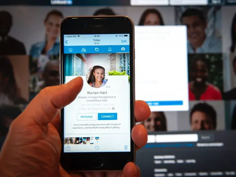 How do I share a new job on LinkedIn mobile