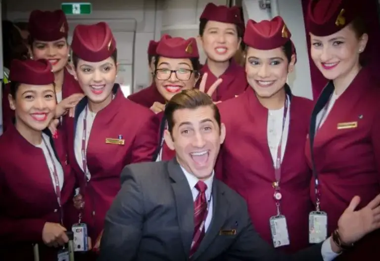 How much do Qantas flight attendants earn