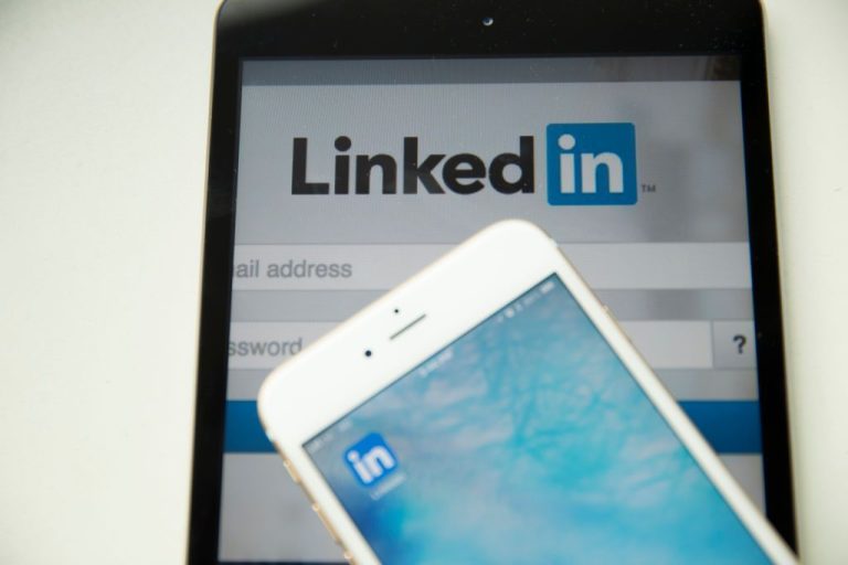 Why LinkedIn is not opening in mobile