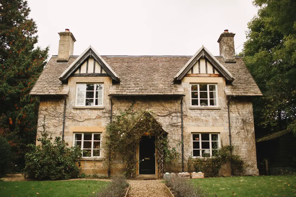 Breathtaking & Stylish Castle Wedding in the Cotswolds