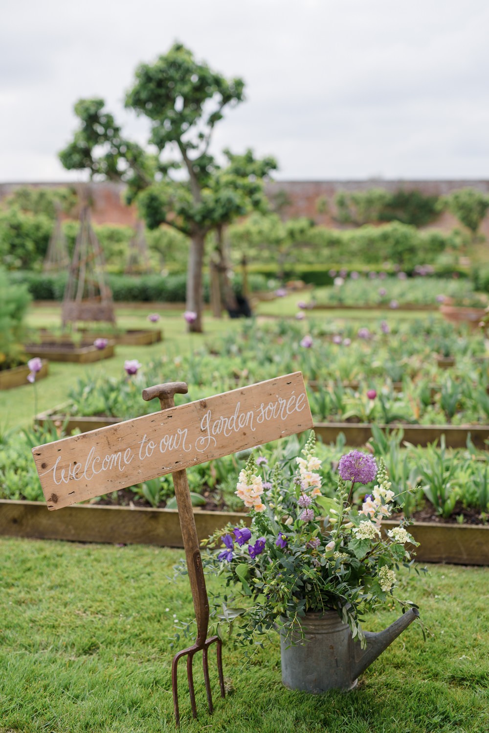 Classic & Elegant Country House Wedding With Beautiful Florals